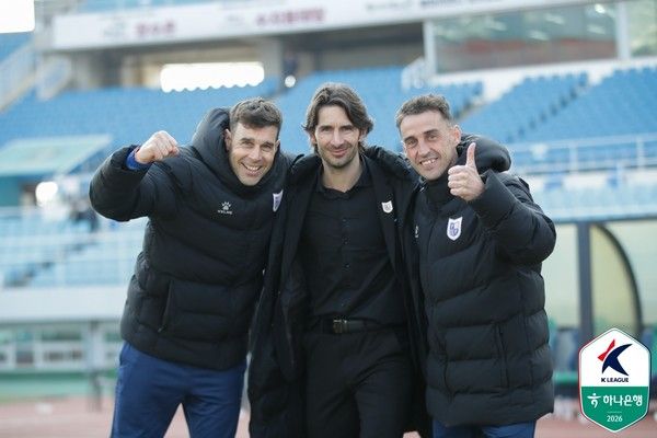 라몬 페레르 수석코치(왼쪽부터), 제라드 누스 감독, 세르지오 카를로스 피지컬 코치(이상 파주프런티어). 한국프로축구연맹 제공