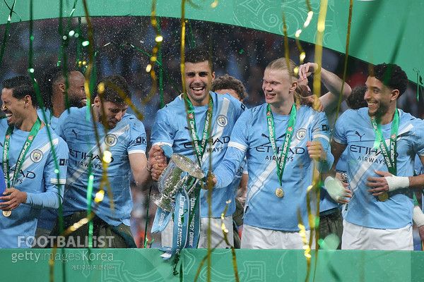 2025-2026 잉글랜드 카라바오컵에서 우승한 맨체스터시티의 로드리(가운데)와 엘링 홀란(가운데 오른쪽). 게티이미지코리아