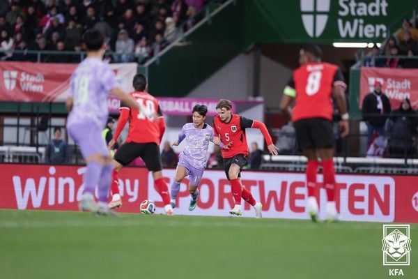 엄지성(중앙 왼쪽, 남자 축구대표팀). 대한축구협회 제공