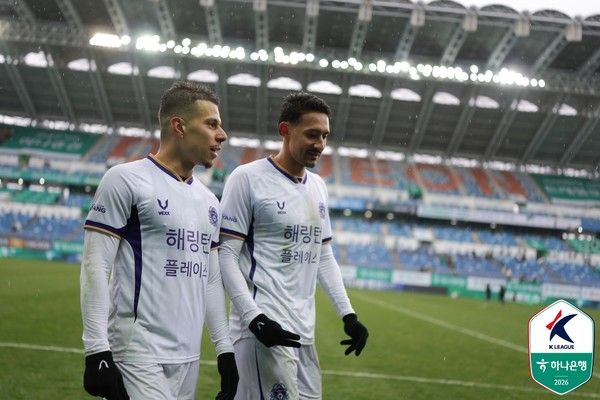 마테우스(왼쪽)와 엘쿠라노(이상 FC안양). 한국프로축구연맹 제공