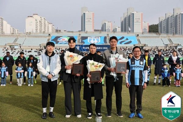 김륜도(왼쪽), 박준강, 제종현(이상 전 천안시티FC). 한국프로축구연맹 제공&nbsp;