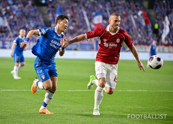 신세계(왼쪽, 수원삼성 레전드), 네마냐 비디치(오른쪽, OGFC). 서형권 기자