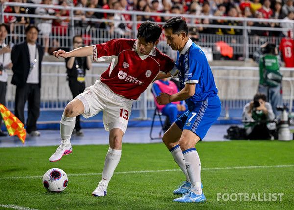 박지성(왼쪽, OGFC), 김진우(오른쪽, 수원삼성 레전드). 서형권 기자