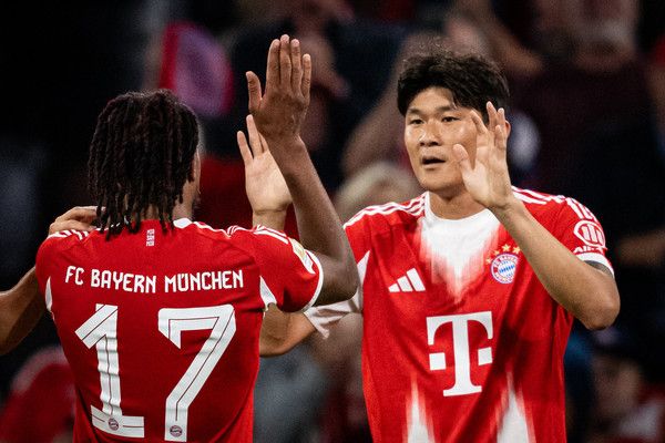 마이클 올리세와 김민재(이상 바이에른뮌헨). 바이에른뮌헨 제공