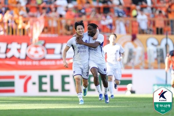 김동진과 라파엘(왼쪽부터, FC안양). 한국프로축구연맹 제공&nbsp;