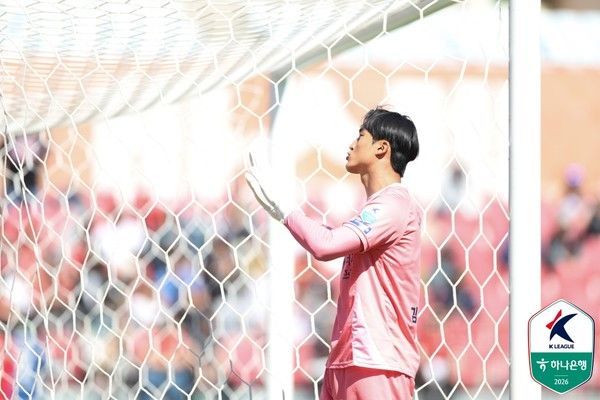 부천 팬들에게 야유 자제를 당부하는 김동준(제주SK). 한국프로축구연맹 제공