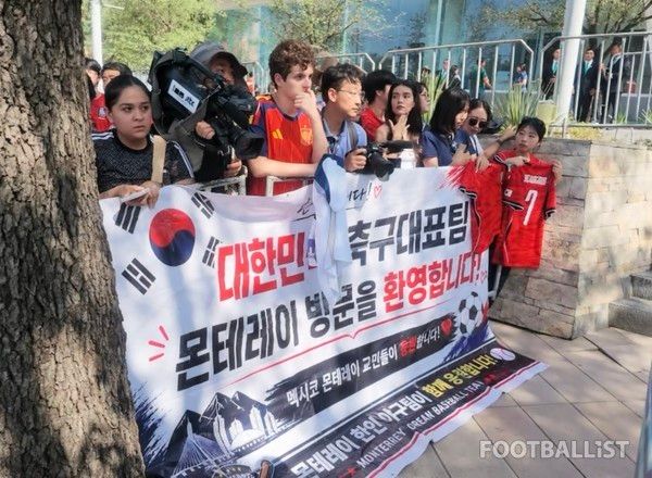 홍명보호를 환영하는 현수막을 준비한 몬테레이 교민들. 김희준 기자