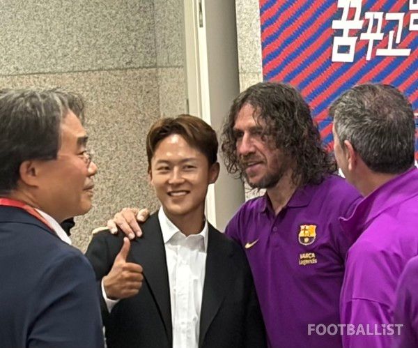 이승우와 카를레스 푸욜(왼쪽부터). 김진혁 기자