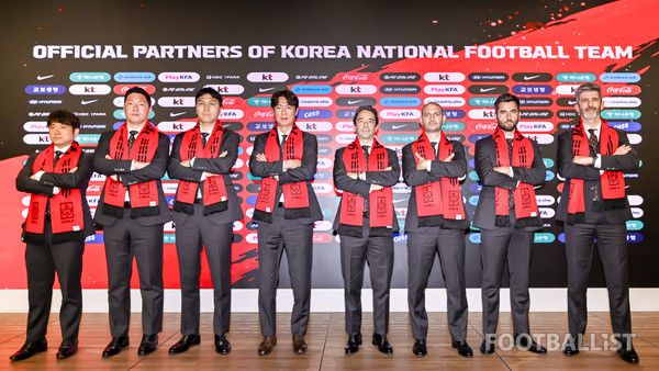 이재홍 피지컬 코치, 김진규 코치, 김동진 코치, 홍명보 감독, 주앙 아로소 코치, 티아고 마이아 코치, 누누 마티아스 피지컬 코치, 페드로 로마 골키퍼 코치(왼쪽부터). 서형권 기자