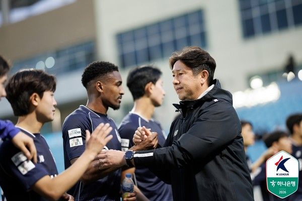 김도균 서울이랜드 감독(오른쪽). 한국프로축구연맹 제공