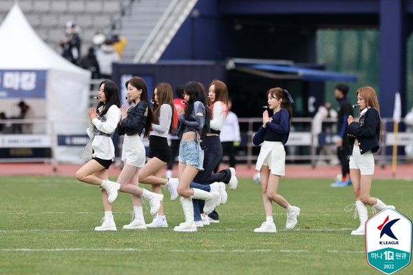 우주소녀 /한국프로축구연맹 제공