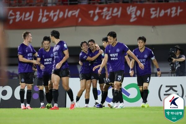엘쿠라노(가운데, FC안양). 한국프로축구연맹 제공