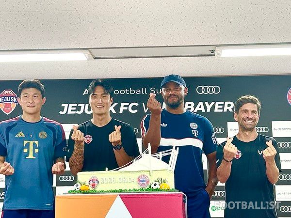김민재, 김동준, 뱅상 콩파니 감독, 세르지우 코스타 감독. 김정용 기자