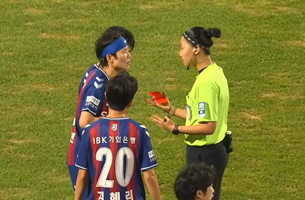 지소연(가운데 왼쪽, 수원FC위민)의 항의를 레드카드를 든 채 듣는 배선영 주심. 한국여자축구연맹 유튜브 캡처