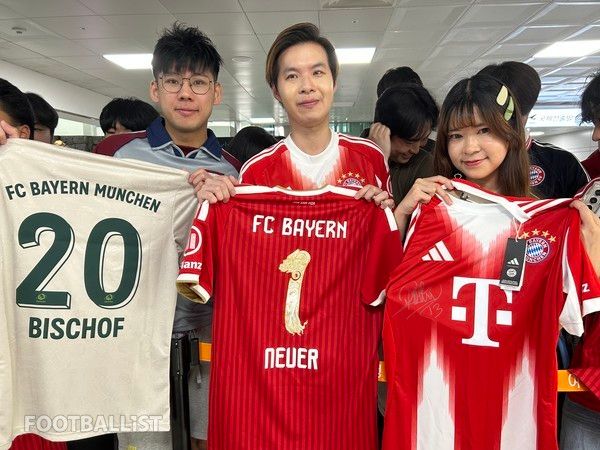 제주국제공항에서 바이에른뮌헨을 기다리는 아시아 각국의 팬. 김정용 기자