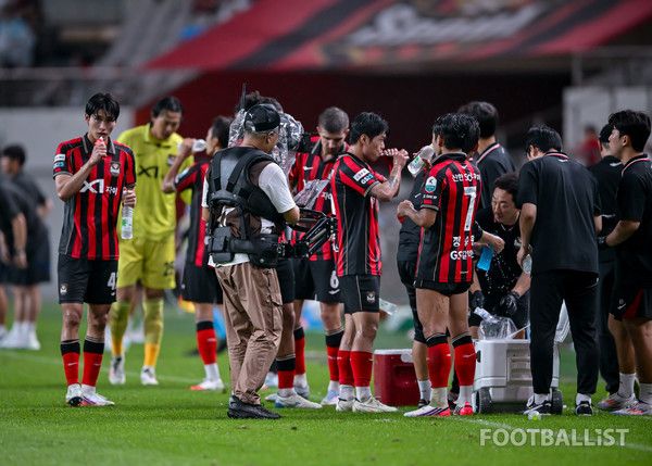 쿨링 브레이크 중인 FC서울 선수들. 서형권 기자