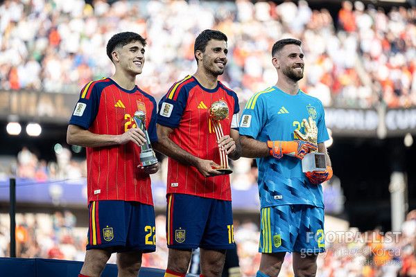 2026 FIFA 북중미 월드컵 영플레이어 파우 쿠바르시, 골든볼 로드리, 골든글러브 우나이 시몬(왼쪽부터, 모두 스페인). 게티이미지코리아