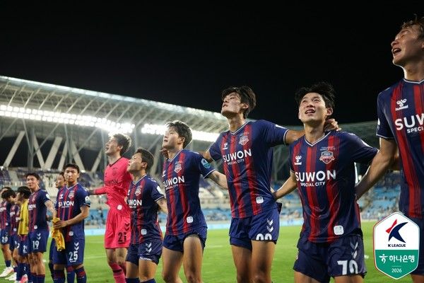 하정우(오른쪽에서 세 번째), 정승배(오른쪽에서 두 번째, 이상 수원FC). 한국프로축구연맹 제공