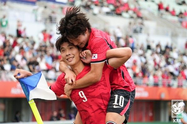 이영준과 배준호(왼쪽부터, 아시안게임 대표팀). 대한축구협회 제공