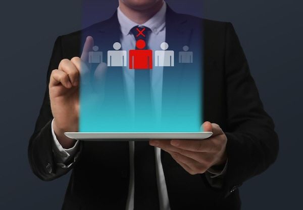 ▲지난 몇 년 동안 메타버스 산업을 주도하던 메타가 직원의 대량 해고와 함께 NFT에 대한 지원 종료를 발표해 그 배경에 대한 이목이 집중되고 있다.(사진 출처=프리픽)