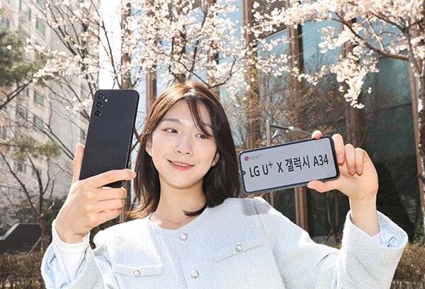 ▲사진은 갤럭시 A34 5G 어썸 그라파이트 색상을 소개하는 LG유플러스 모델의 모습 /사진=LG유플러스