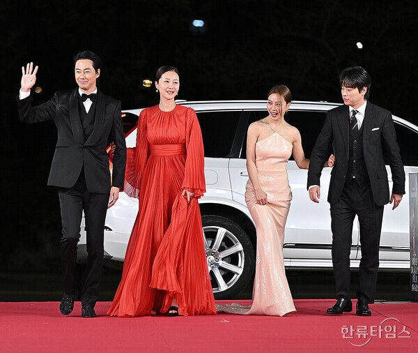 (왼쪽부터) 영화 '밀수'의 배우 조인성, 염정아, 고민시, 박정민