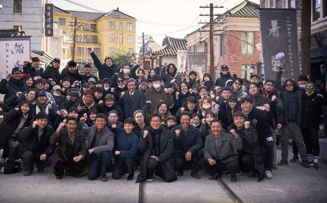 영화 '영웅' 촬영 현장에서의 윤제균 감독 (가운데 아래, CJ ENM 제공)