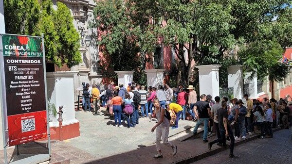 지난 10월 12일~30일 멕시코 과나후아토 대학교에서 개최된&nbsp;‘한국: 입체적 상상(KOREA: Cubically Imagined)’ 전시에 관람객들이 줄을 이었다(제공=한국콘텐츠진흥원)