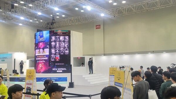 ▲ 뉴노멀소프트의 올해 지스타 부스는 레드, 블루로 구분된 e스포츠 체험 부스에 방문객들이 직접 들어가 대결을 펼치는 이벤트를 핵심으로 내세운 바 있다(사진=경향게임스)