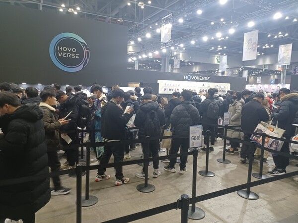 ▲ 수 많은 인파가 모인 호요버스 굿즈샵&nbsp;(사진=경향게임스)