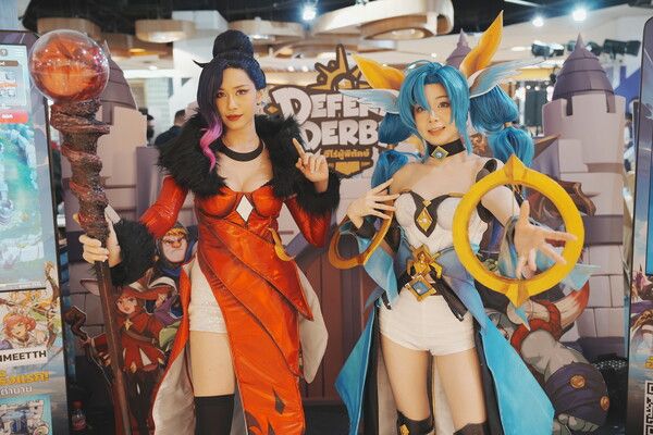 ▲인게임 캐릭터 코스플레이어와 사진도 찍을 수 있다(사진=경향게임스)