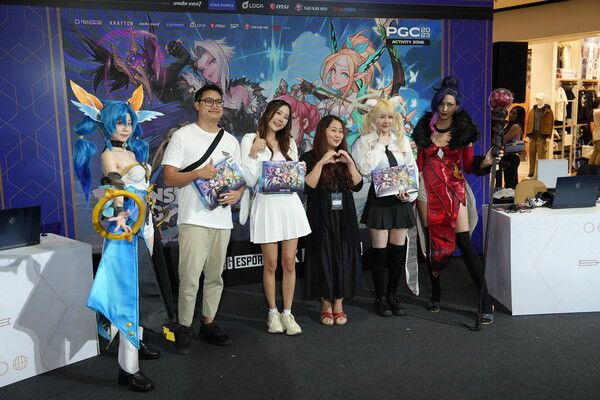 ▲대회에서 우승한 관객은 소정의 상품을 받는다(사진=경향게임스)