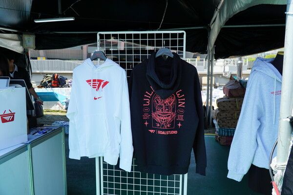 ▲ 다양한 상품을 팔고 있는 T1부스 (사진=경향게임스)