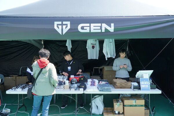 ▲ 젠지 팬들이 들러 응원하는 마음으로 팀의 상품을 사고 있다. (사진=경향게임스)