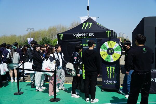 ▲ 몬스터 부스에서 진행 중인 경품행사 (사진=경향게임스)&nbsp;