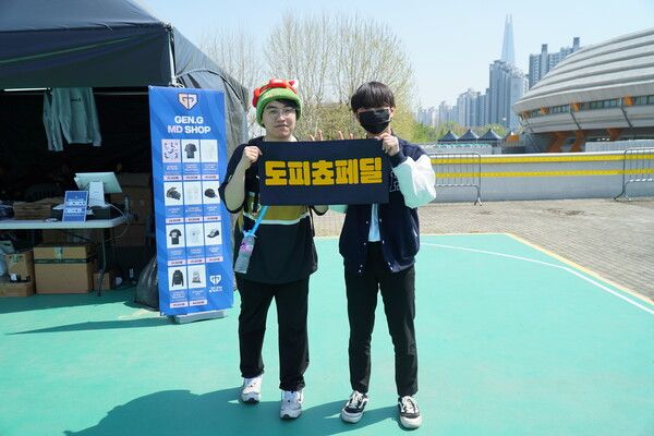 ▲ (왼쪽부터)젠지의 열혈팬인 민경주씨, 김형규씨 (사진=경향게임스)