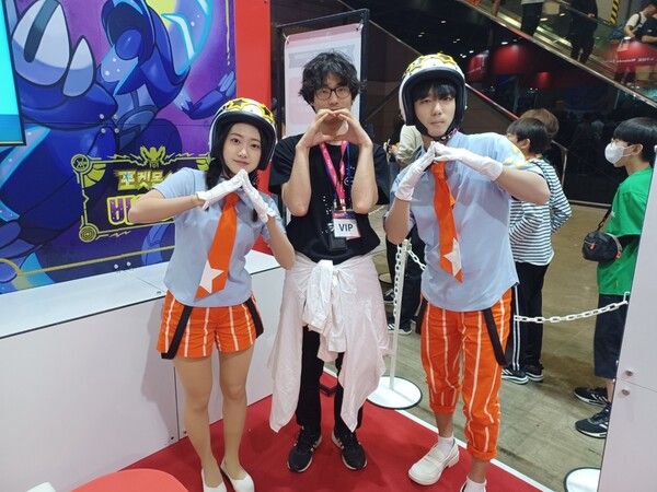 ▲ 함께 멀티플레이에 참가한&nbsp;안성훈씨. 2023 플레이엑스포 1호 입장객이기도 하다 (사진=경향게임스)