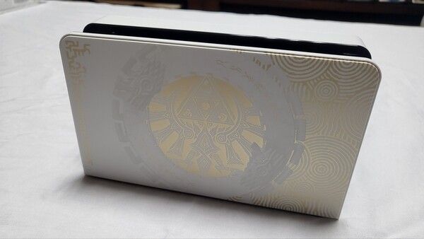 ▲ 독 전면부에는 하이랄의 왕가를 상징하는 문양이 하얀색 배경 위에 화려한 비주얼로 표현됐다