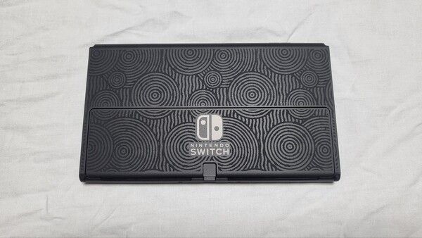 ▲ 기기 본체의 후면에도 에디션 특유의 문양이 가득 새겨져 있다