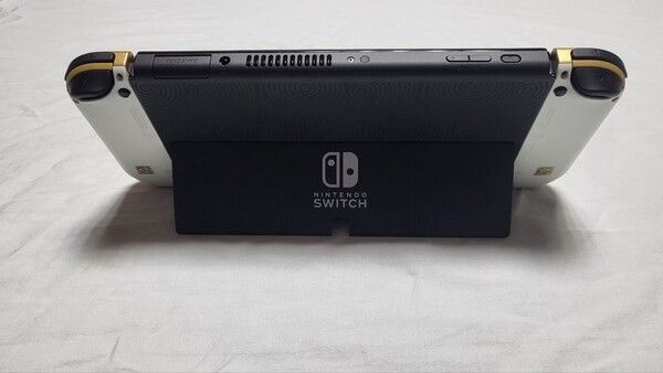 ▲ 기기 자체 거치 상태에서도 조이콘의 황금색 포인트, 각종 문양 디테일을 확인할 수 있다