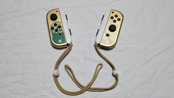 ▲ 조이콘 역시 '황금색'이 핵심으로, 좌측의 초록색 포인트 문양과 마찬가지로 황금색을 택한 스트랩 등이 특징이다