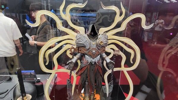 ▲ 릴리트와 짝을 이루는 이나리우스의 스태츄 역시 실물 전시와 함께 만나볼 수 있다