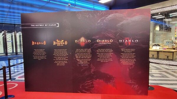 ▲ '디아블로' 시리즈의 역사를 한눈에 살펴볼 수 있는 공간 역시 팝업 스토어에 마련되며 방문객들의 이목을 끌고 있다