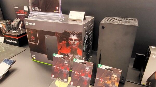 ▲ PS 및 Xbox 콘솔 '디아블로4' 타이틀 또한 구매가 가능하며, Xbox의 경우 '디아블로4 Xbox 시리즈 S 번들'을 함께 선보이고 있다는 점이 특징이다