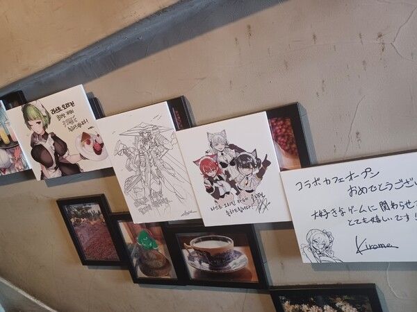 ▲ 입구에 들어오면 콜라보 카페 기념 축전들이 팬을 반긴다&nbsp;(사진=경향게임스)