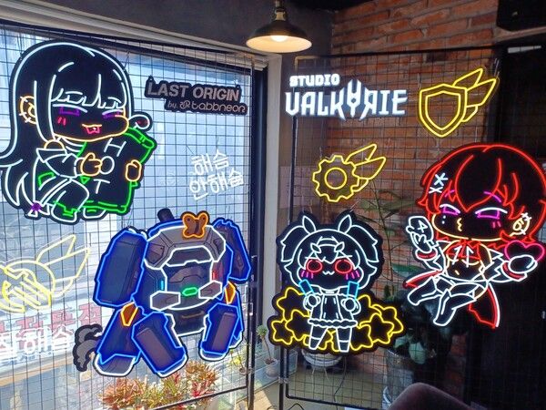 ▲ 네온 캐릭터들이 눈에 띈다&nbsp;(사진=경향게임스)