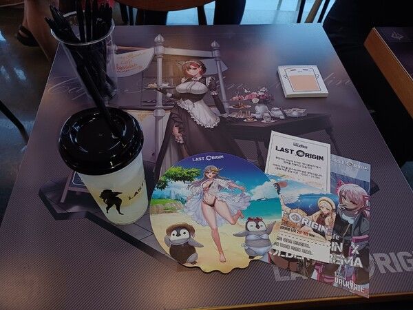 ▲ 음료를 구매하면 리저블컵과 부채를 받을 수 있다&nbsp;(사진=경향게임스)