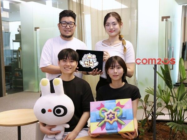 ▲ (좌측 상단부터 시계방향)컴투스 기획 지한솔 사원, 클라이언트 권혜영 사원, 원화 이윤지 사원, 클라이언트 안덕규 사원(사진=컴투스 제공)