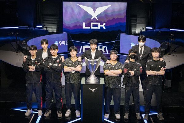 ▲ T1과 젠지, KT 롤스터 선수단(제공=LCK)