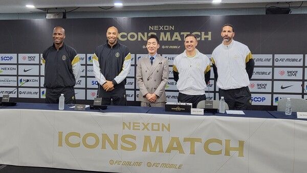 ▲ (좌측부터)디디에 드로그바, 티에리 앙리, 넥슨 박정무 그룹장, 파비오 칸나바로, 리오 퍼디난드(사진=경향게임스)